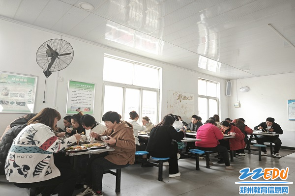 高中让家长陪餐监考，共筑家校桥梁，共创教育新篇章