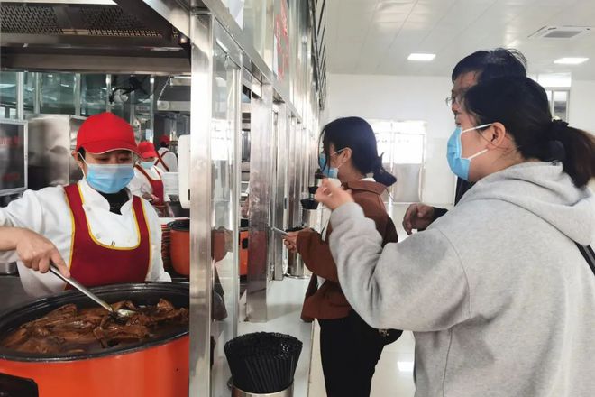 高中让家长陪餐监考，共筑家校桥梁，共创教育新篇章