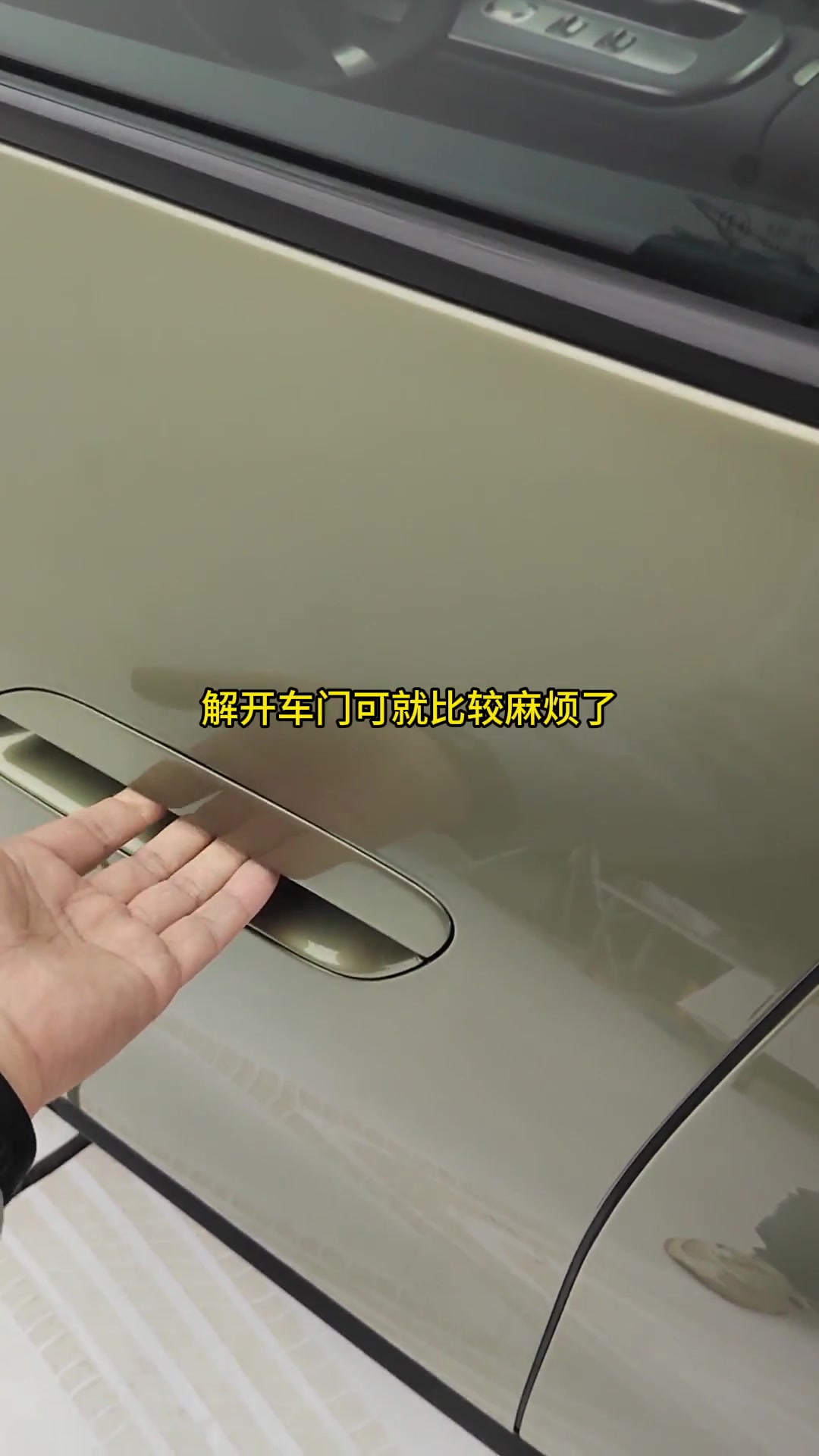 小米YU7隐藏式门把手靠近自动内翻，革新你的出行体验