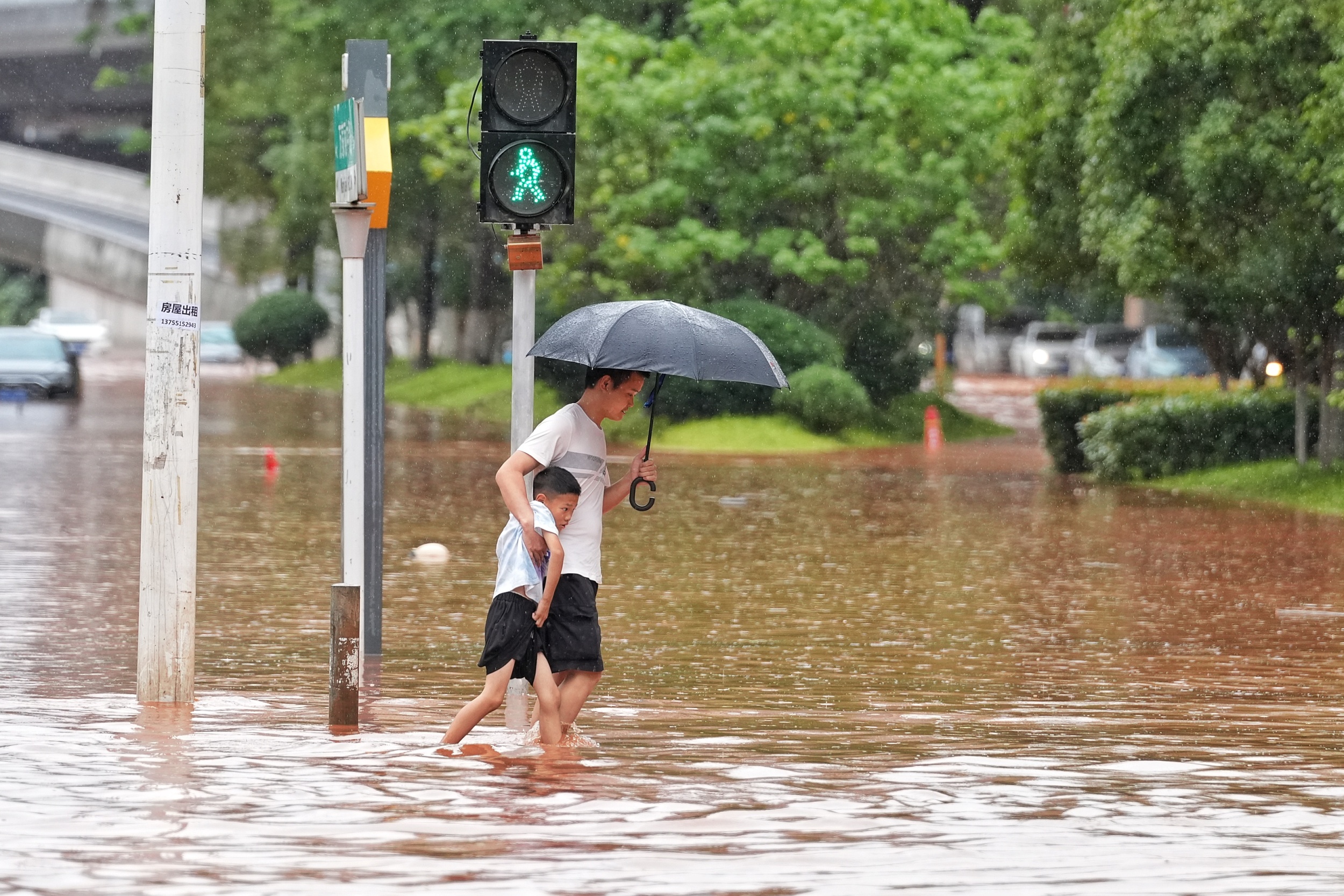 暴雨来袭，家长划桨板接娃，爱的力量与智慧应对