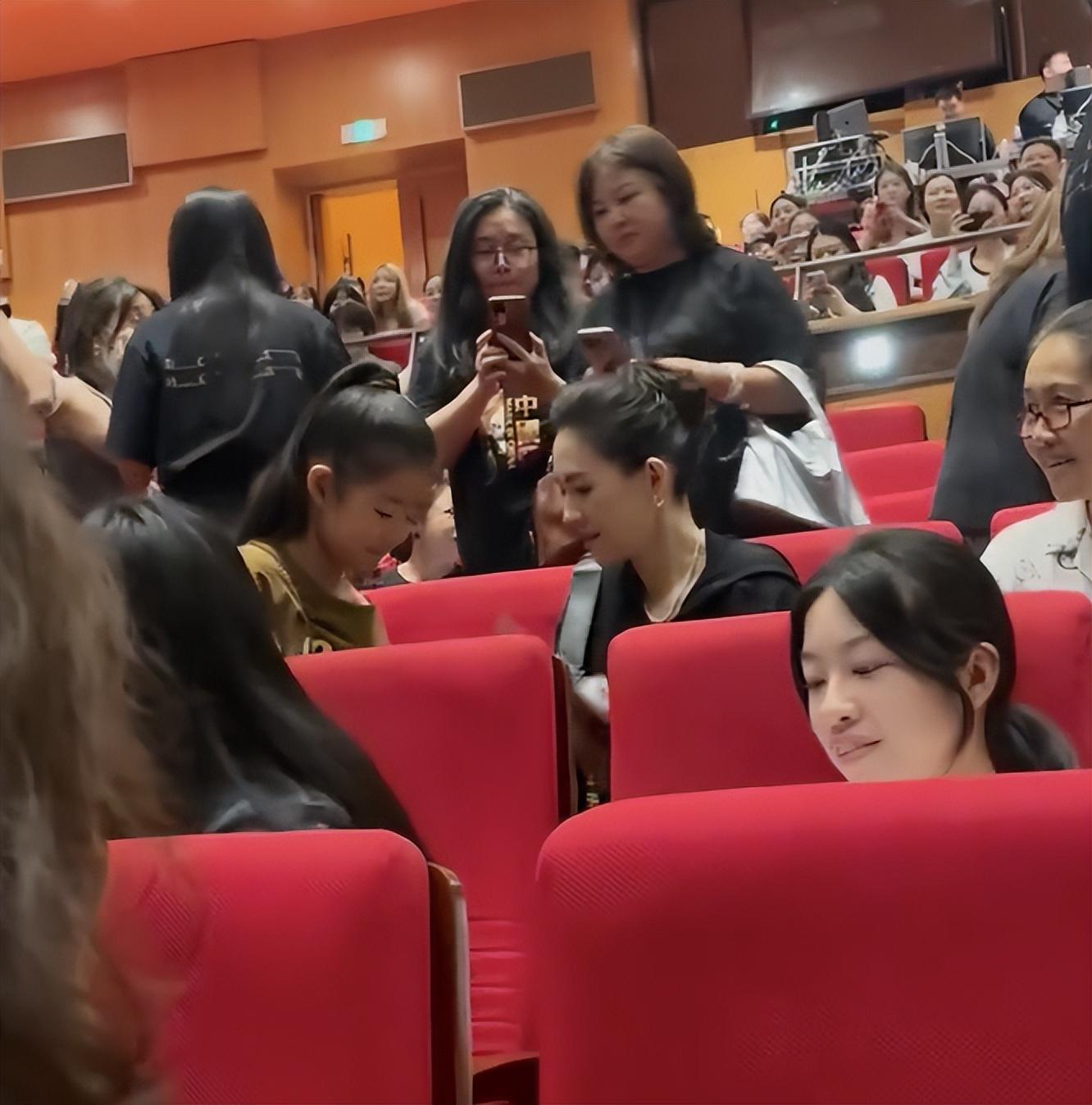 章子怡素颜带女儿看陈丽君演出，星光熠熠的温馨瞬间