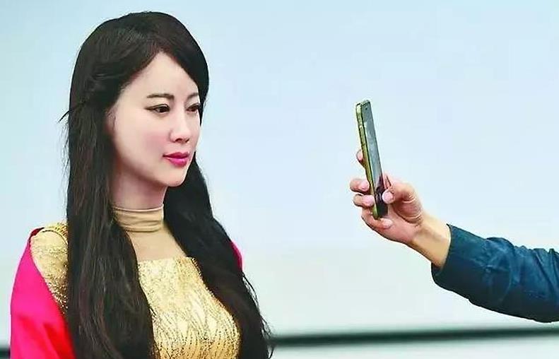 美女机器人撕掉皮肤背后的科技与人设