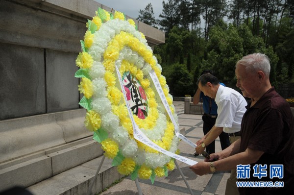 马克龙向越南抗法战争烈士敬献花圈，跨越时空的致敬与友谊的见证