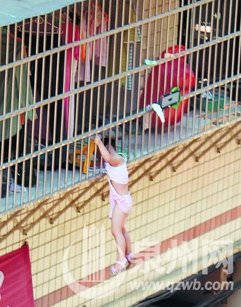 福建一女生爬栏杆，勇气与冒险的交织