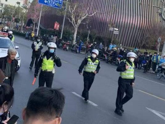 上海男子街头持刀事件深度解析
