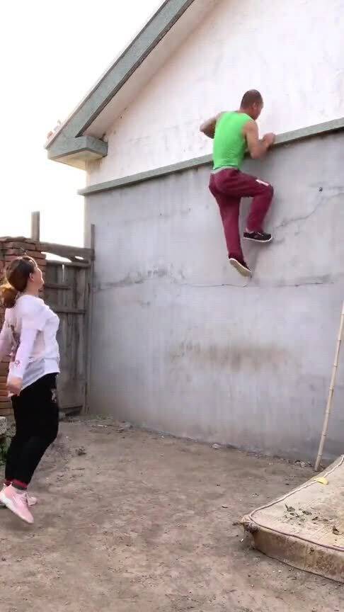 关于福建女生爬墙掉下来视频的事件探讨
