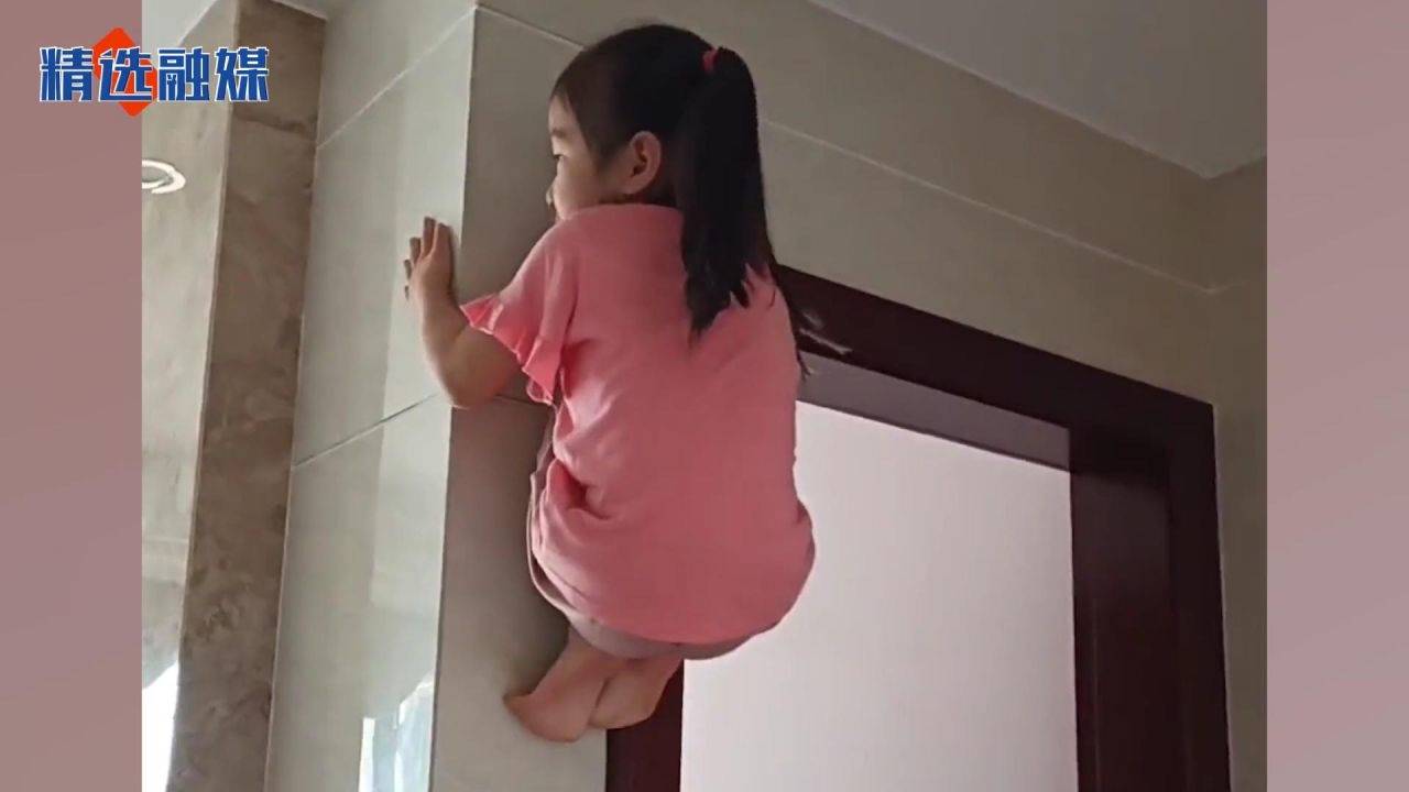 关于福建女生爬墙掉下来视频的事件探讨