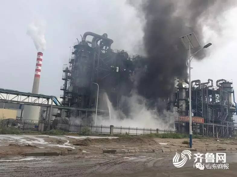 航拍山东化工厂爆炸，升起大量浓烟