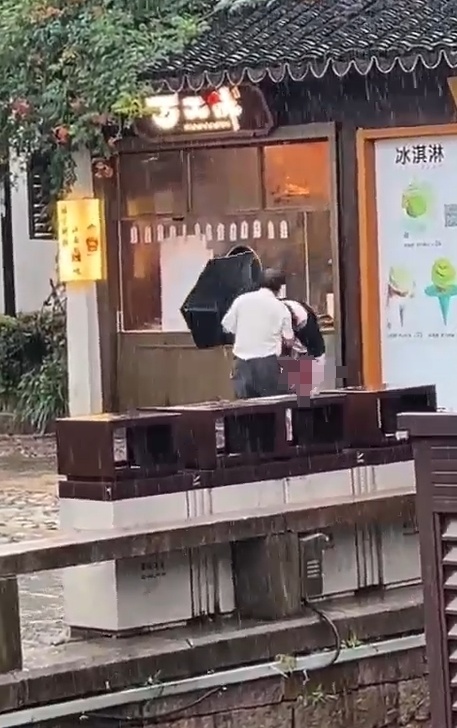 裸男持刀闯古茗门店事件深度解析