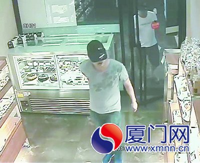 裸男持刀闯古茗门店事件深度解析