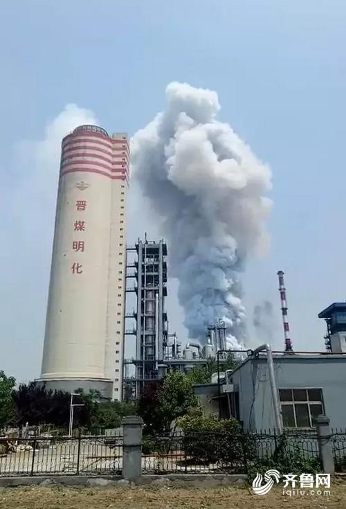 航拍山东化工厂爆炸，大量浓烟升起的震撼瞬间