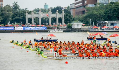龙舟竞渡启幕，蛟龙疾驰水上