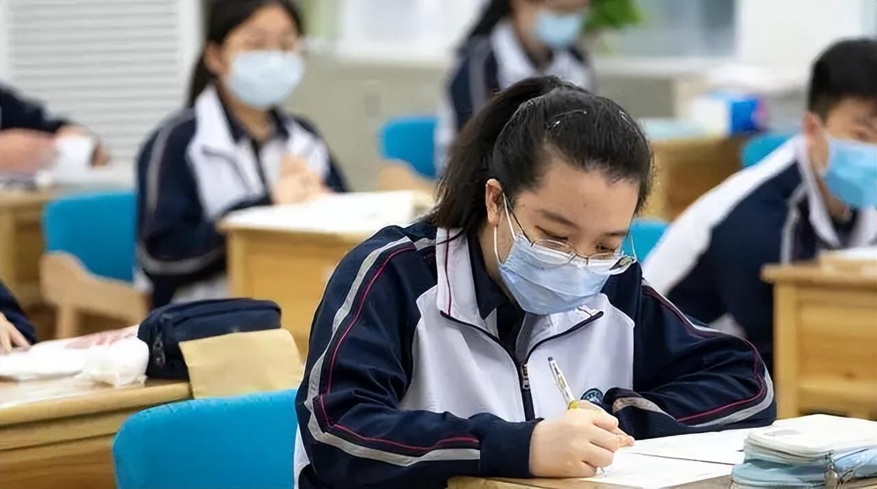 高考人数八年来首降，竞争压力真的小了吗？