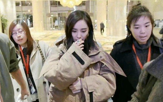 杨幂躲镜头的背后故事，明星的真实与舞台魅力