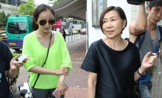 杨幂躲镜头的背后故事，明星的真实与舞台魅力