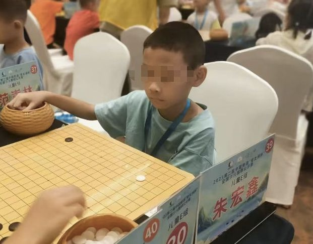 关于9岁围棋少年坠亡事件，父亲的回应与家暴质疑