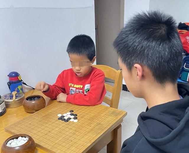 关于9岁围棋少年坠亡事件，父亲的回应与家暴质疑