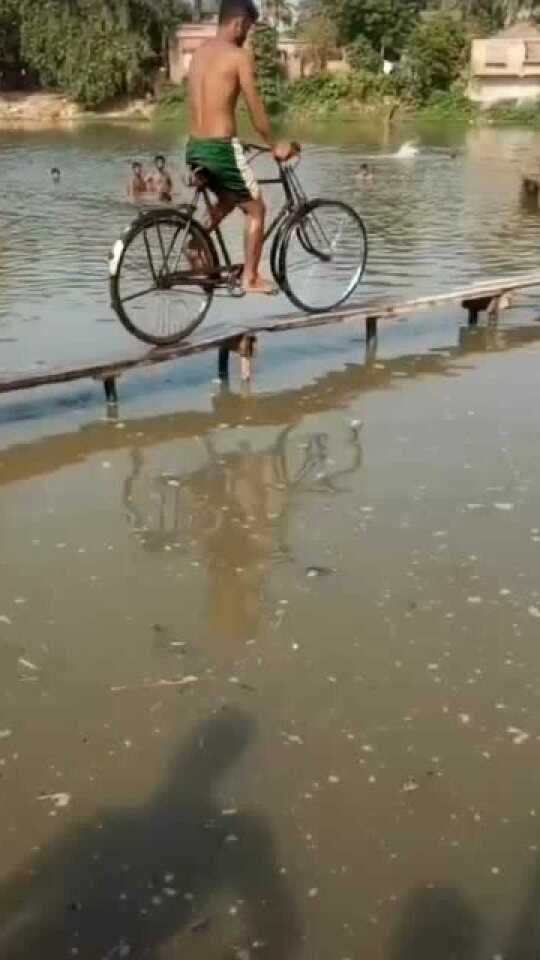 男子水上骑行新纪元，自行车在水上自由行驶