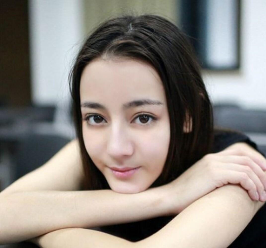 迪丽热巴撕拉片美出圈，闪耀的明星魅力与时尚风采