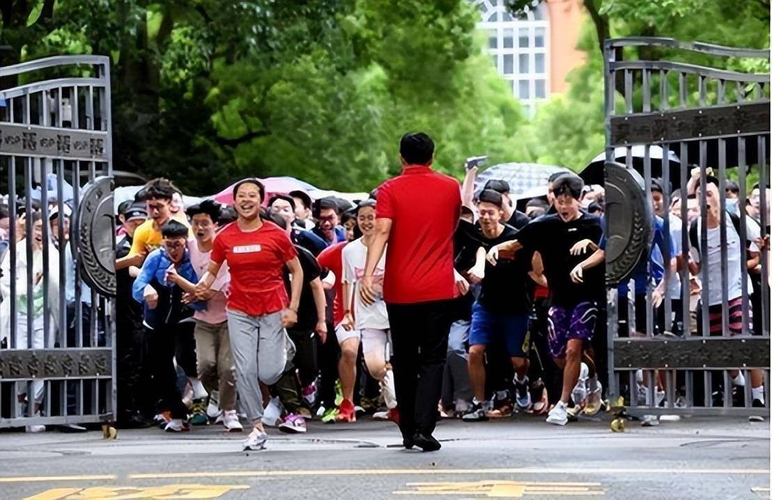 揭秘传奇，首位走出考场之考生分数揭晓时刻