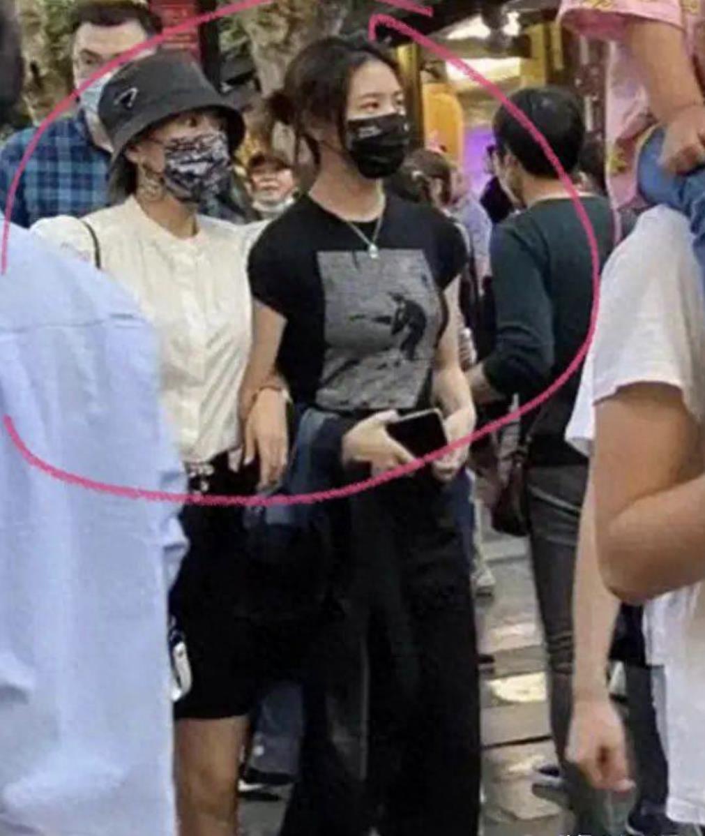 汪峰带一双儿女逛街，温馨家庭出游引热议