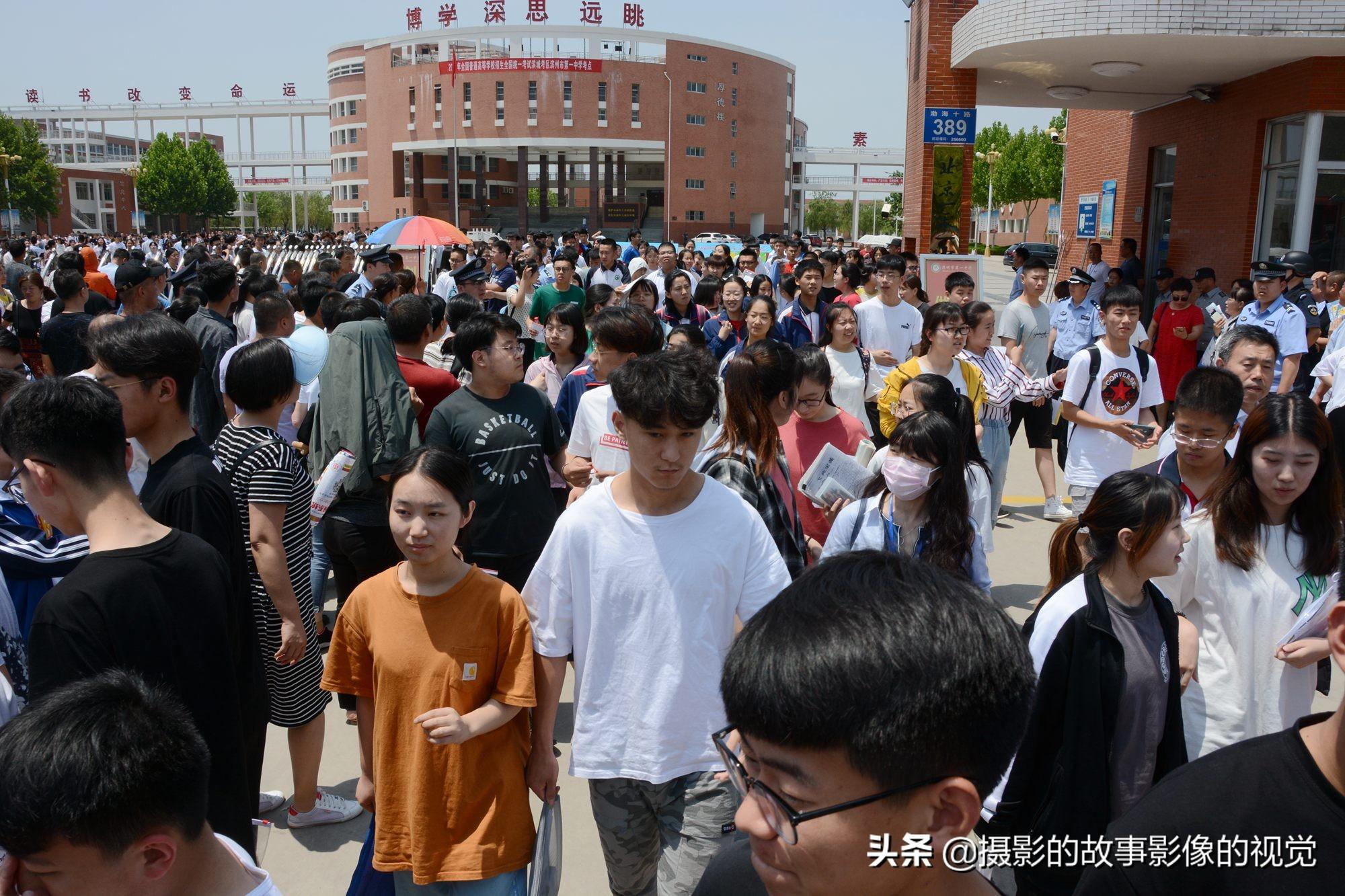 第一位走出考场的考生，勇气与启示