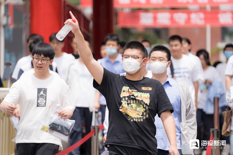 第一个走出考场的学生原版，勇气、创新与引领潮流的先锋