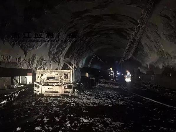 火车穿越山西隧道遭遇煤灰袭击，乘客秒变煤蛋