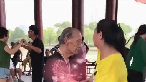 大爷打非遗女人拳，一场关于传统与现代冲突的探讨