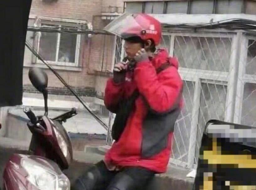 偶遇闫妮送外卖，星光下的平凡温情