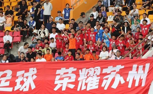 苏超赛场震撼来袭，排面拉满，五架飞机助阵上空