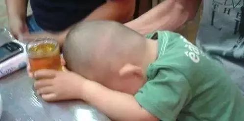小孩被灌酒，社会应严厉打击的恶劣行为