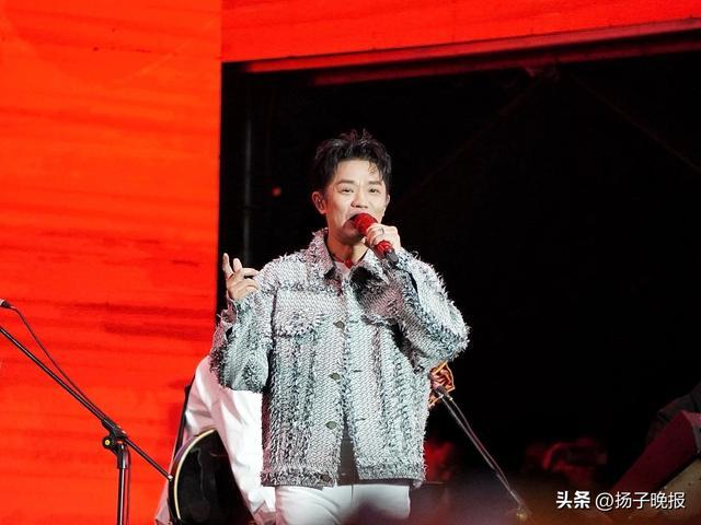 凤凰传奇曾毅自曝曾脚踹女员工，事件真相与反思