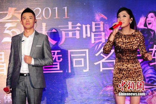 凤凰传奇曾毅自曝曾脚踹女员工，事件真相与反思