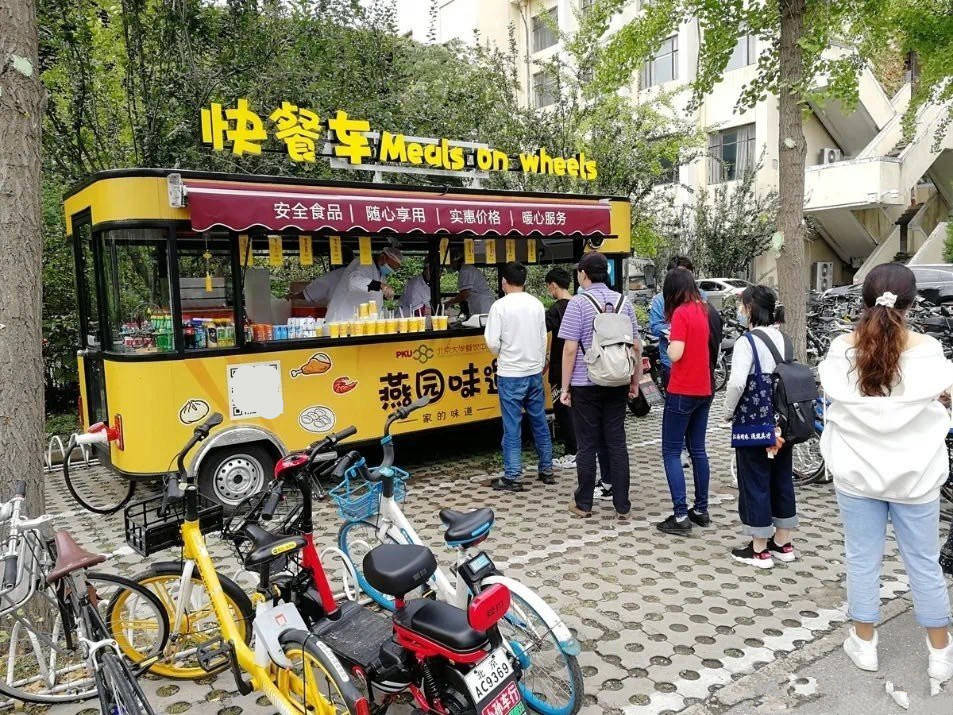 北大设滑梯外卖桌被指像猪食槽，一场关于校园新设施的争议