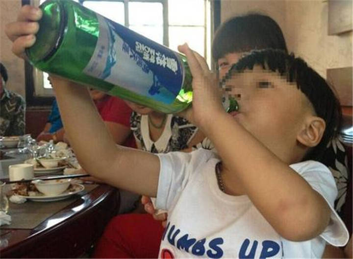 幼童被客人灌啤酒，关注儿童安全，守护健康成长