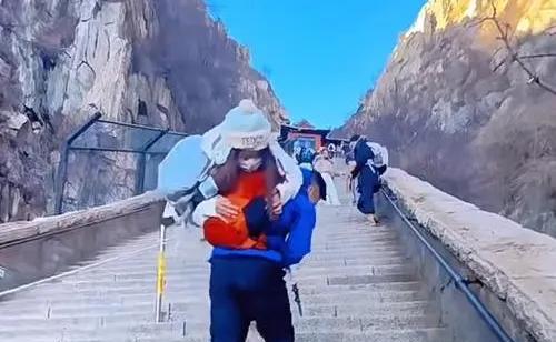 当红男演员接戏困境下的别样兼职，泰山陪爬新体验
