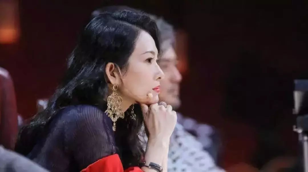 章子怡被二十年老粉感动落泪