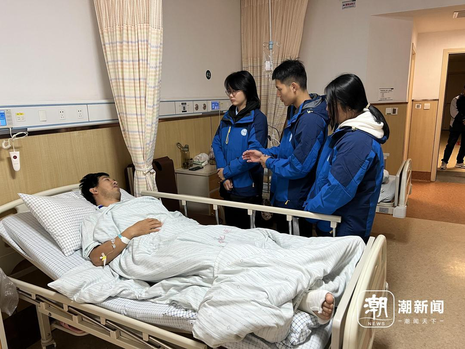 病房外举牌探望男生离世，同学们深情缅怀
