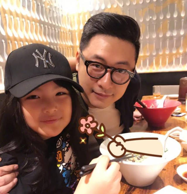 高圆圆带女儿现身巴塞罗那，麻辣烫母女情深！