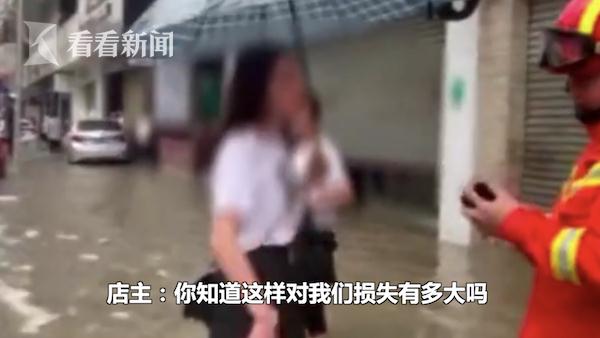 救人者回应破窗救出暴雨中被困女子的英勇行为