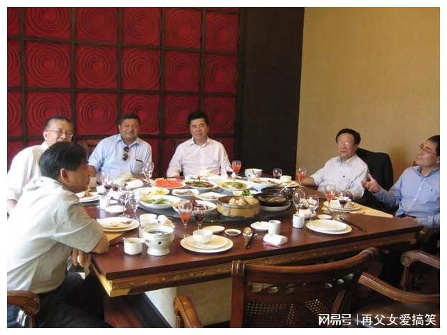 领导干部聚众喝酒，现象、影响与反思