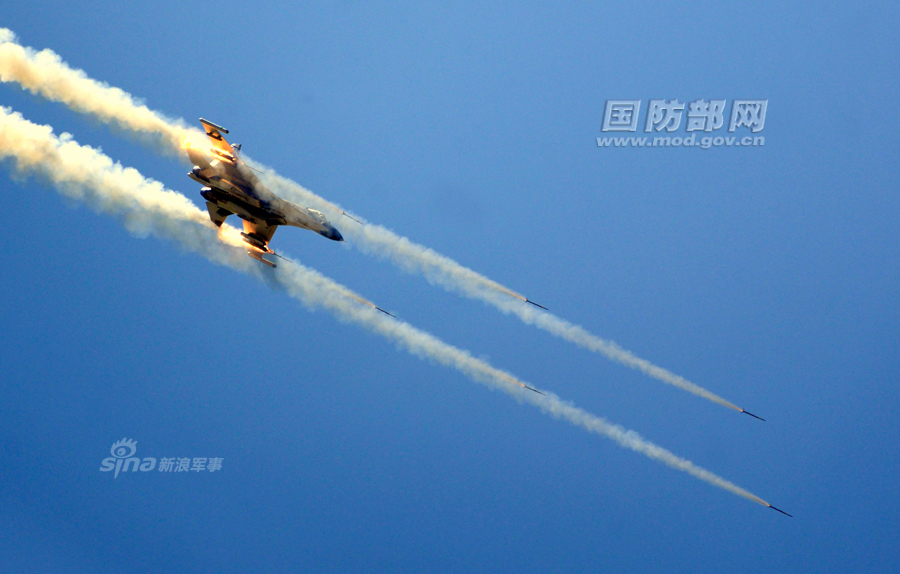 飞行员首次驾战机飞上蓝天放声高歌