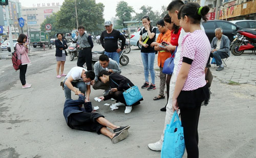 老人积水中倒地，民警未搀扶被免职——公众如何看待责任与担当