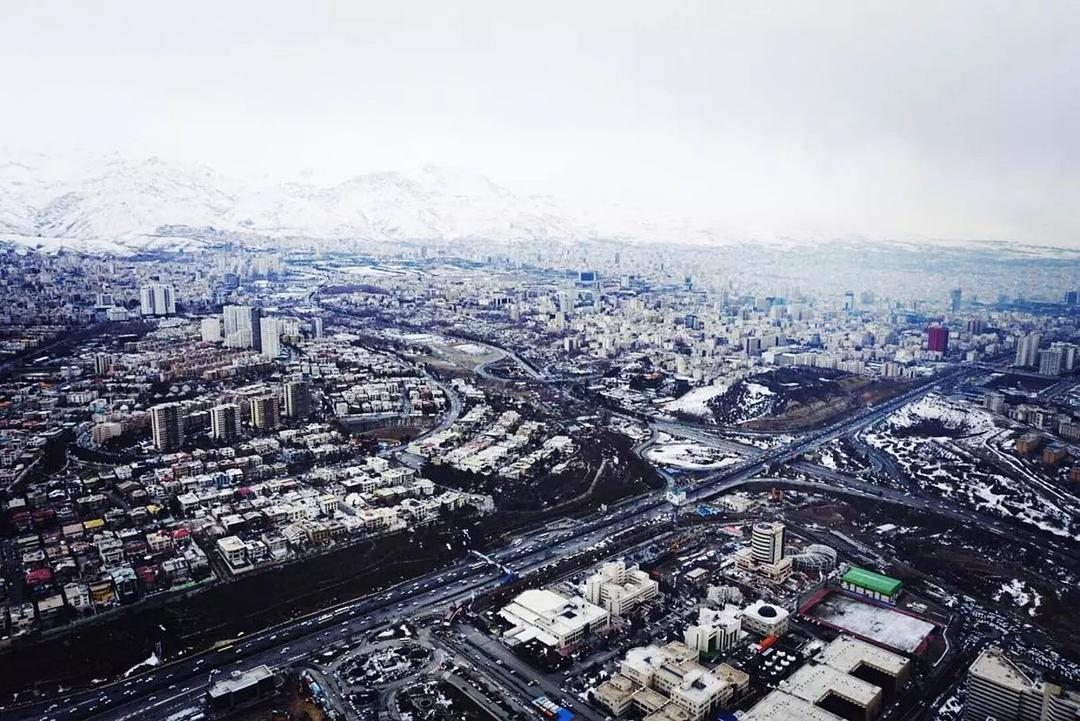 揭秘伊朗首都德黑兰，地理位置、历史背景与现代风貌