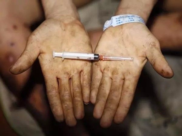 男子吸毒28年耗尽千万家产，一个关于沉沦与救赎的故事