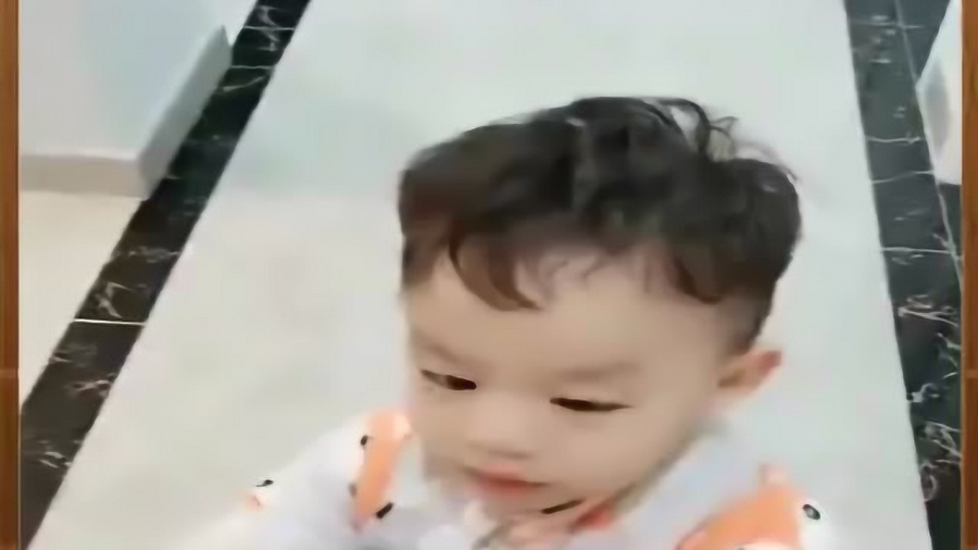 龙凤胎哥哥照顾妹妹，兄妹情深，温暖相伴