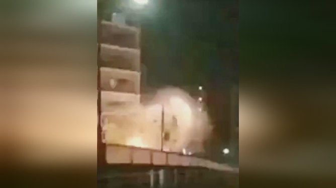 小伙吸食打火机气体后抽烟引发爆炸，危险行为警示录