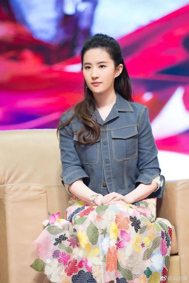 刘亦菲领奖，星光璀璨的时刻