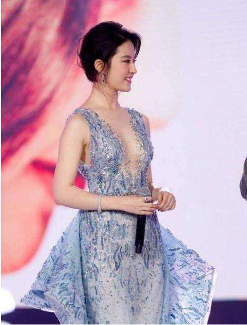 刘亦菲抹胸长裙造型美得毫不费力